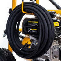 Myjka ciśnieniowa JCB PW7532P24 bok z widocznym zwiniętym wężem wysokociśnieniowym elementami silnika oraz żółtą ramą
