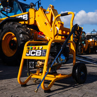 Myjka ciśnieniowa JCB PW7532P24 ujęcie z przodu z lancą opartą o ramę pompą annovi reverberi kołami terenowymi na placu z maszynami JCB