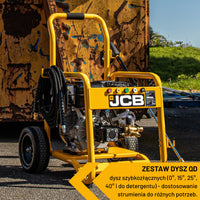 Myjka ciśnieniowa JCB PW7532P24 w żółtej stalowej ramie z pompą mosiężną annovi reverberi wężem zwiniętym na boku oraz zestawem dysz QD z tekstem o ich zastosowaniu zestaw dysz szybkozłącznych 0 15 25 40 do detergentu umożliwia dostosowanie strumienia do różnych potrzeb