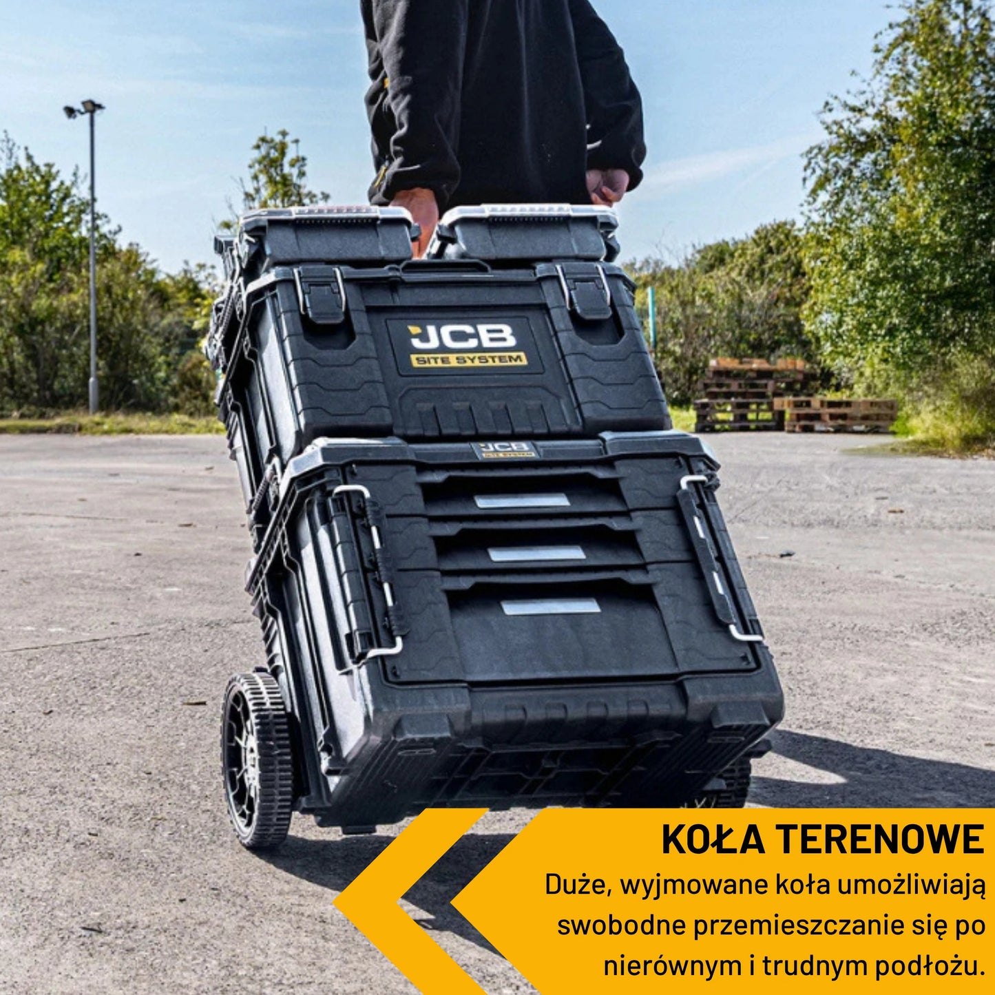 Zestaw JCB Site System ciągnięty po placu duże koła terenowe tekst koła umożliwiają swobodne przemieszczanie
