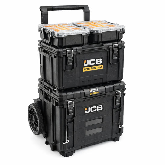 Trzy modułowe skrzynie JCB Site System z górnymi organizerami i dużymi kołami transportowymi
