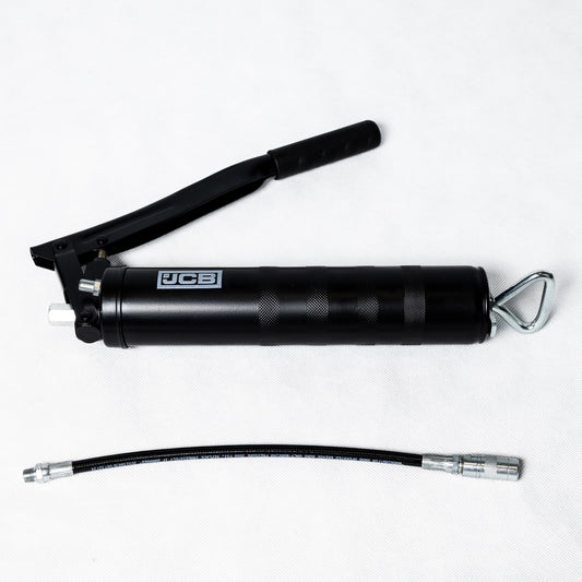 Ręczna smarownica JCB z czarnym korpusem oraz elastycznym wężem z metalowymi końcówkami

