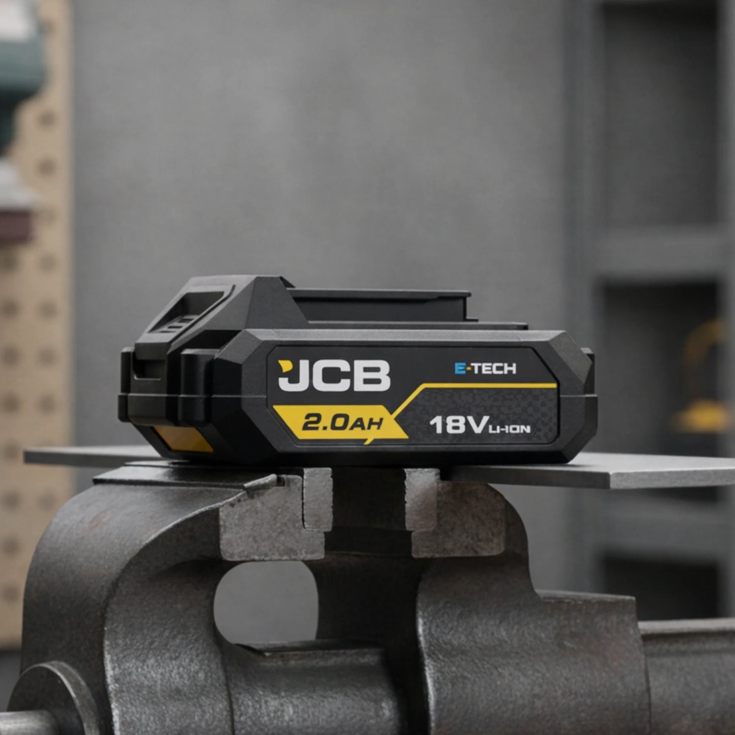akumulator li-ion JCB E-Tech 18V 2.0Ah na imadle w warsztacie z tekstem inteligentna komunikacja cyfrowa