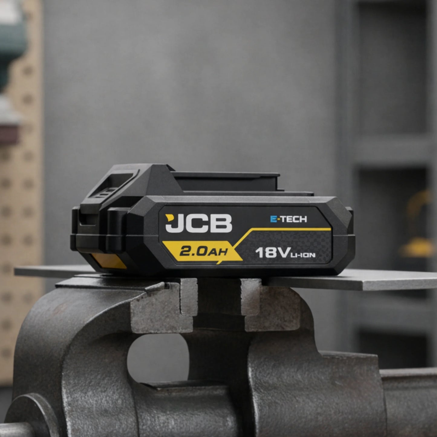 akumulator li-ion JCB E-Tech 18V 2.0Ah na imadle w warsztacie z tekstem inteligentna komunikacja cyfrowa