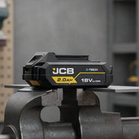 akumulator li-ion JCB E-Tech 18V 2.0Ah na imadle w warsztacie z tekstem inteligentna komunikacja cyfrowa