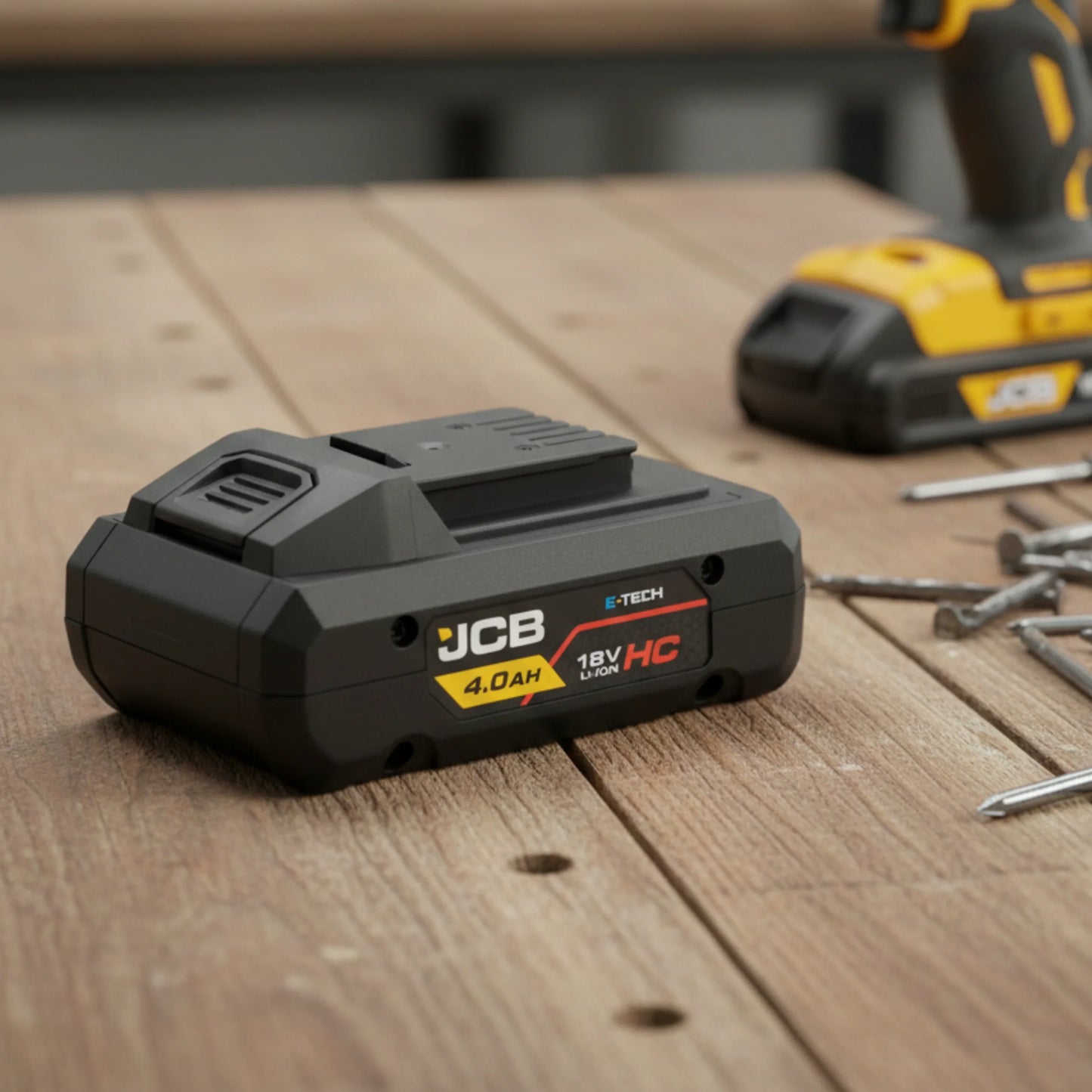 akumulator li-ion JCB E-Tech 18V HC 4.0Ah na stole z ładowarką w tle i tekstem zaawansowane chłodzenie ochrona termiczna