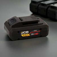 akumulator li-ion JCB E-Tech 18V HC 4.0Ah na drewnianym blacie obok wkrętarki i gwoździ z tekstem wysoka pojemność