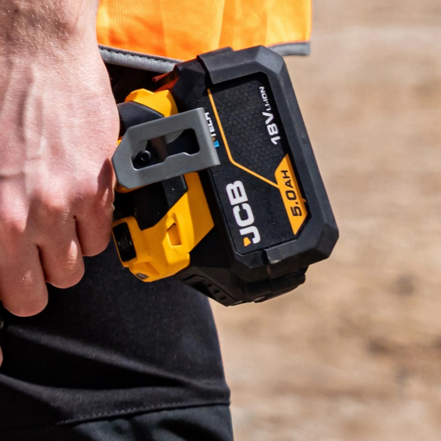 infografika baterii litowo-jonowej JCB Professional 18V 5.0Ah z ikonami szybkiego ładowania wskaźnika LED i technologii Li-Ion