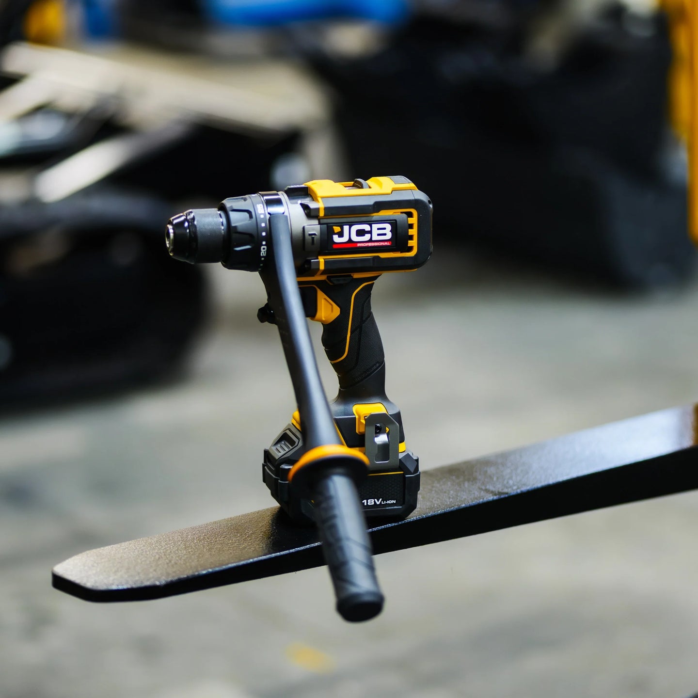 Wiertarko-wkrętarka udarowa JCB Professional 18V 160 Nm podczas pracy - wiertarko-wkrętarka akumulatorowa do wiercenia i wkręcania