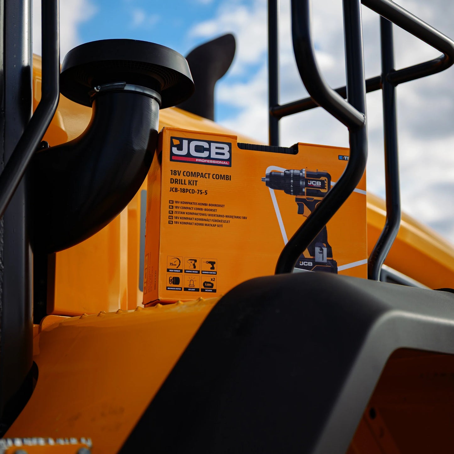 Wiertarko-wkrętarka udarowa JCB Professional 18V 75 Nm podczas pracy - kompaktowa wiertarko-wkrętarka akumulatorowa do wiercenia i wkręcania