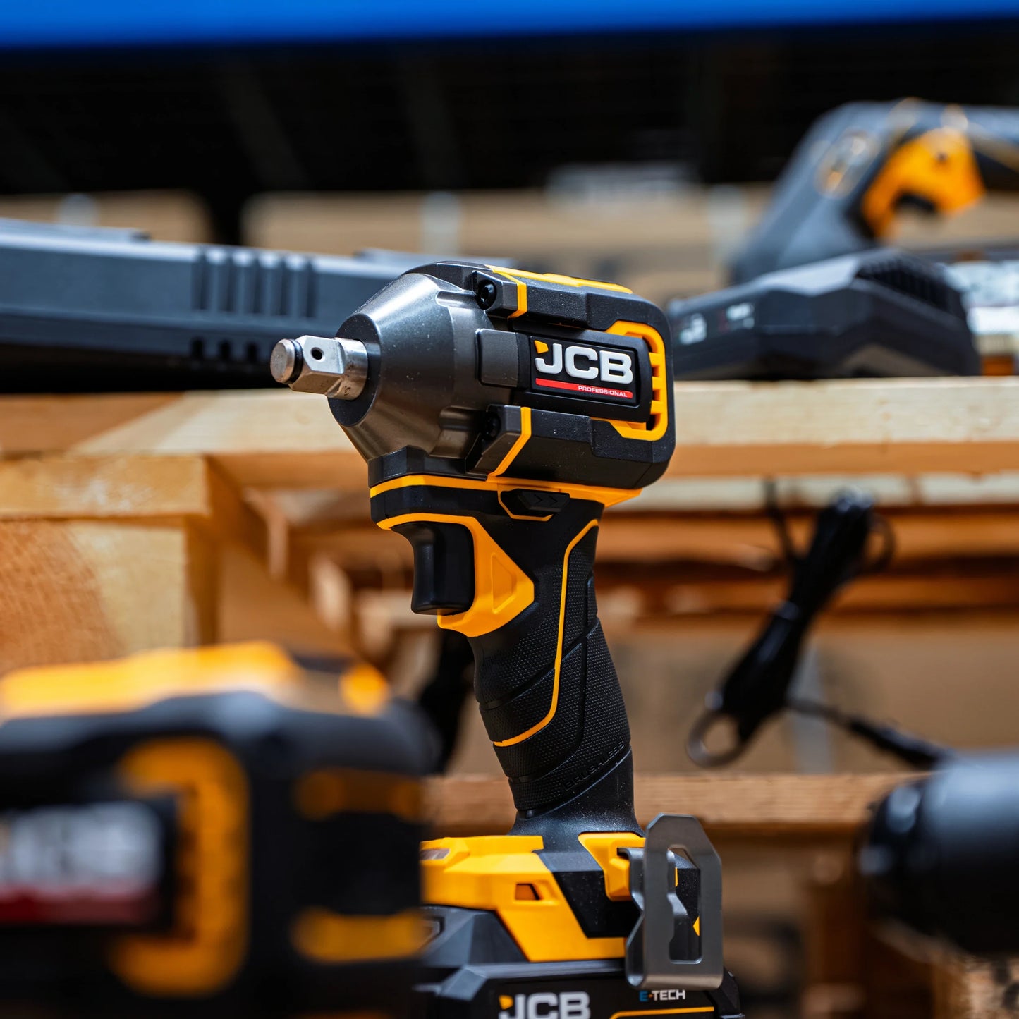 Klucz udarowy akumulatorowy JCB Professional 18V 350 Nm podczas pracy - klucz udarowy do kół i połączeń śrubowych