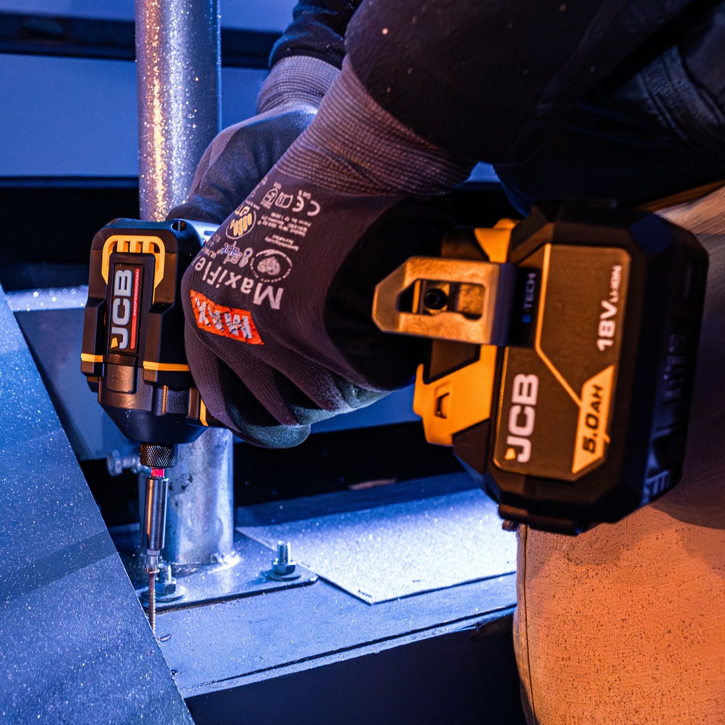 Wiertarko-wkrętarka udarowa JCB Professional 18V 75 Nm podczas pracy - zestaw 18V wiertarko-wkrętarka i zakrętarka udarowa