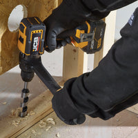 Wiertarko-wkrętarka udarowa JCB Professional 18V 160 Nm w dłoni w rękawicy podczas pracy - zestaw 18V wiertarko-wkrętarka i zakrętarka