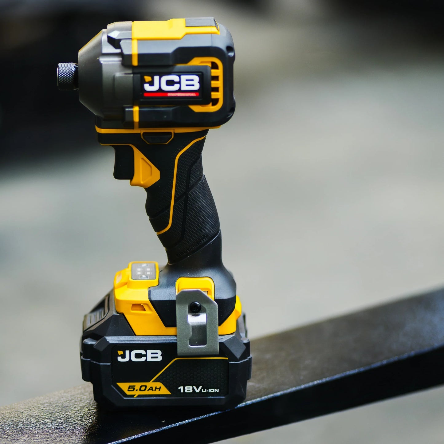 Wiertarko-wkrętarka udarowa JCB Professional 18V 160 Nm żółto-czarna na białym tle - zestaw 18V z zakrętarką udarową 230 Nm