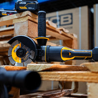 Wiertarko-wkrętarka udarowa JCB Professional 18V 75 Nm podczas pracy - zestaw narzędzi akumulatorowych