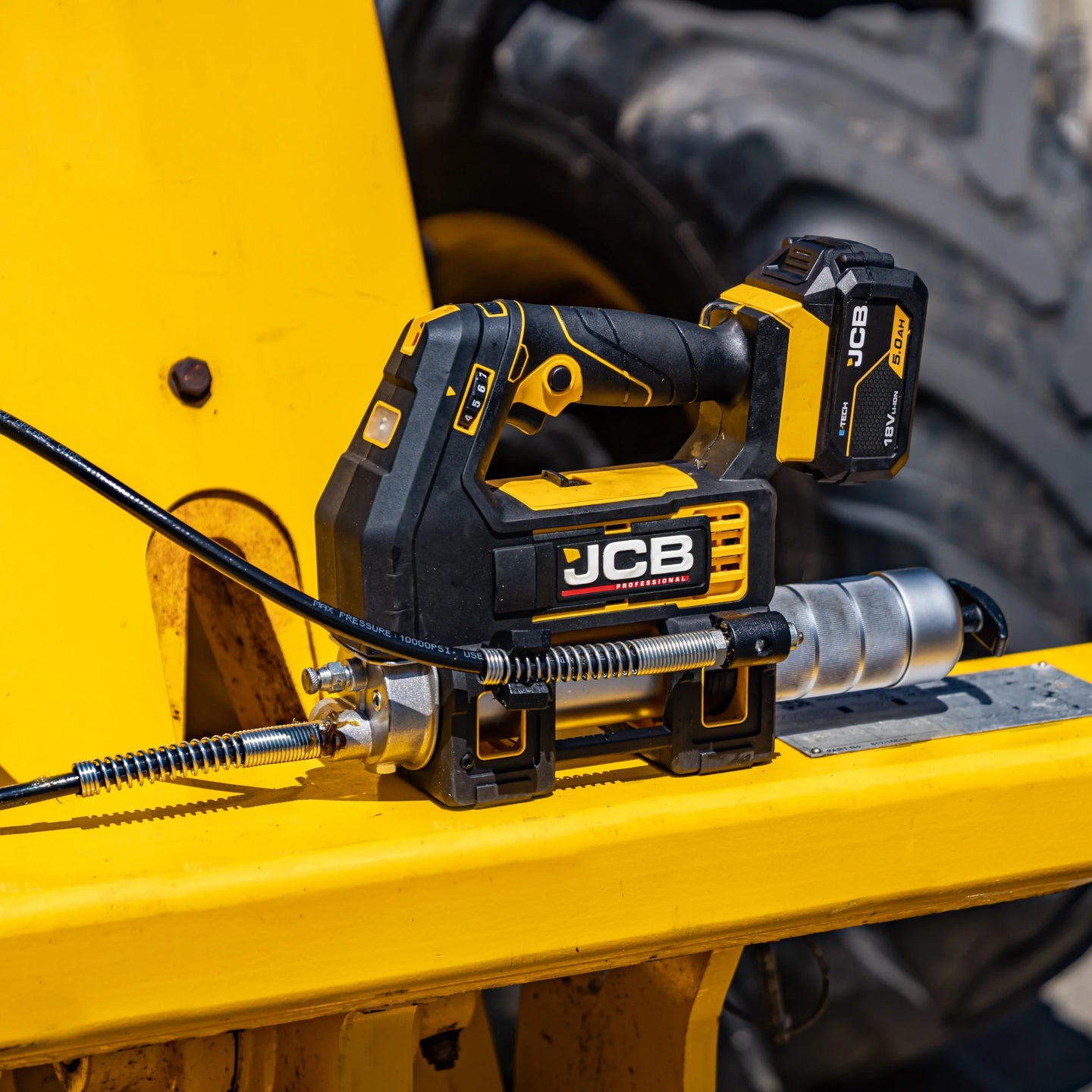 Ikonografika zestawu JCB-18PKIT-5 smarownica 700 bar ciśnienie do 6000 psi prędkość 100-300 g/min światło LED klucz udarowy moc robocza 250Nm moment zrywający 350Nm silnik bezszczotkowy