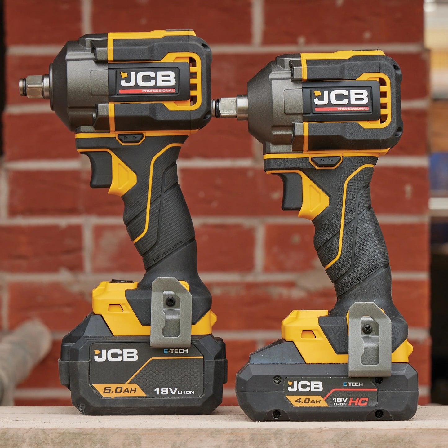 Klucz udarowy JCB 18V z zestawu JCB-18PKIT-5 trzymany w dłoni z akumulatorem 5Ah napis Zabezpieczona Płytka PCB