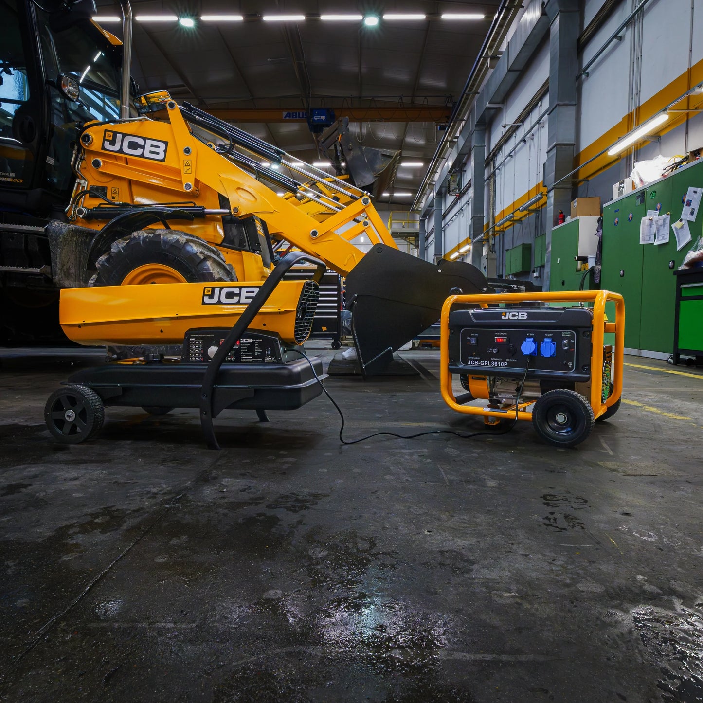 Infografika agregatu prądotwórczego JCB GPL3610P 3,6 kW: cicha praca 70–75 dB, stabilizacja napięcia AVR, silnik 224 cm³ – agregat jednofazowy