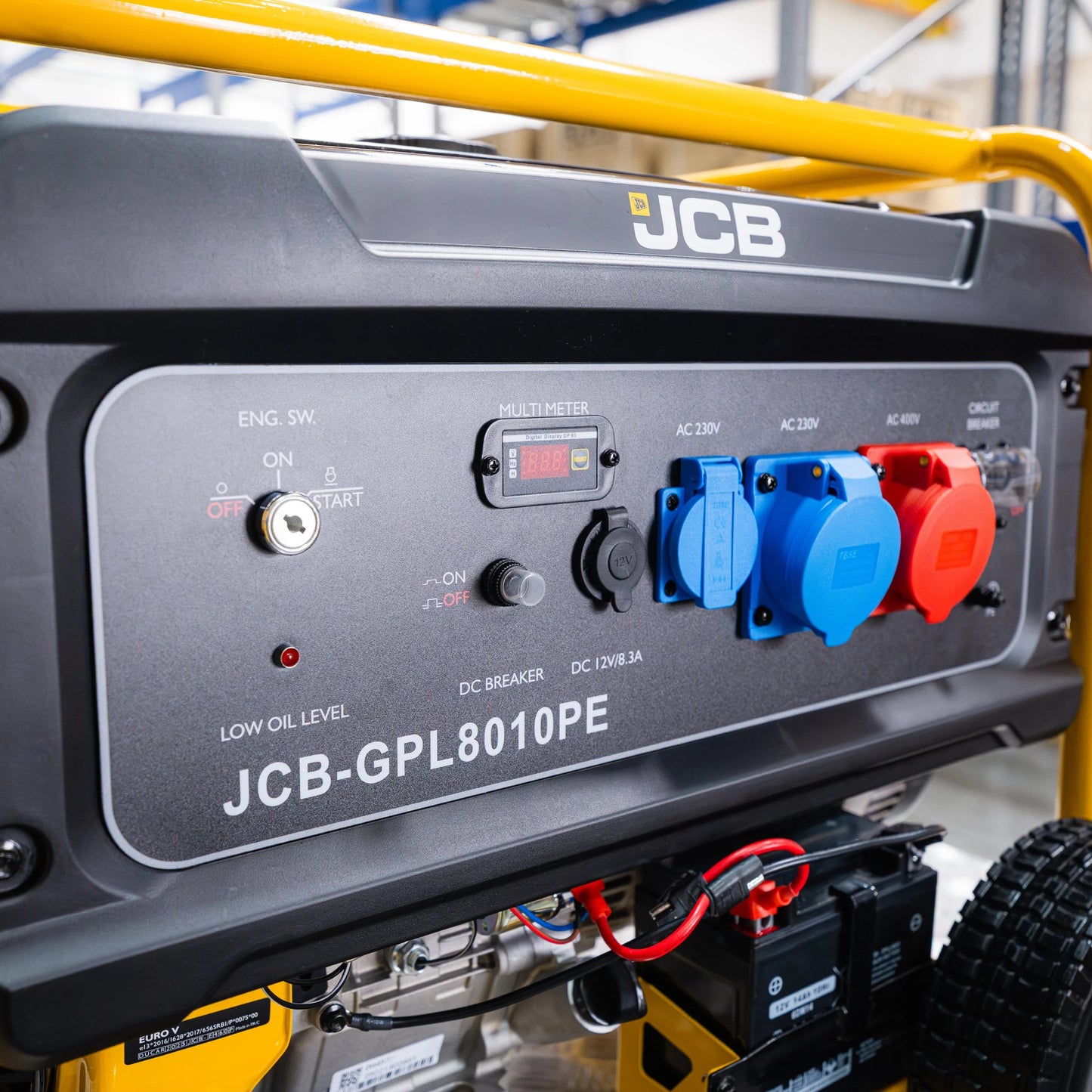Panel sterowania agregatu prądotwórczego JCB GPL8010PE wyświetlacz LED gniazda AC 230V 16A i 32A AC 400V oraz DC 12V etykieta Komplet Gniazd Urządzenie wyposażone jest w gniazda 16A i 32A 230V oraz wyjście DC 12V