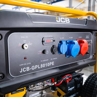Panel sterowania agregatu prądotwórczego JCB GPL8010PE wyświetlacz LED gniazda AC 230V 16A i 32A AC 400V oraz DC 12V etykieta Komplet Gniazd Urządzenie wyposażone jest w gniazda 16A i 32A 230V oraz wyjście DC 12V