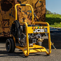 Myjka ciśnieniowa JCB PW15040PP24 z żółtą stalową ramą wężem z boku tekst o zestawie dysz QD do różnych zastosowań zestaw dysz szybkozłącznych 0 15 25 40 do detergentu umożliwia dostosowanie strumienia do różnych potrzeb