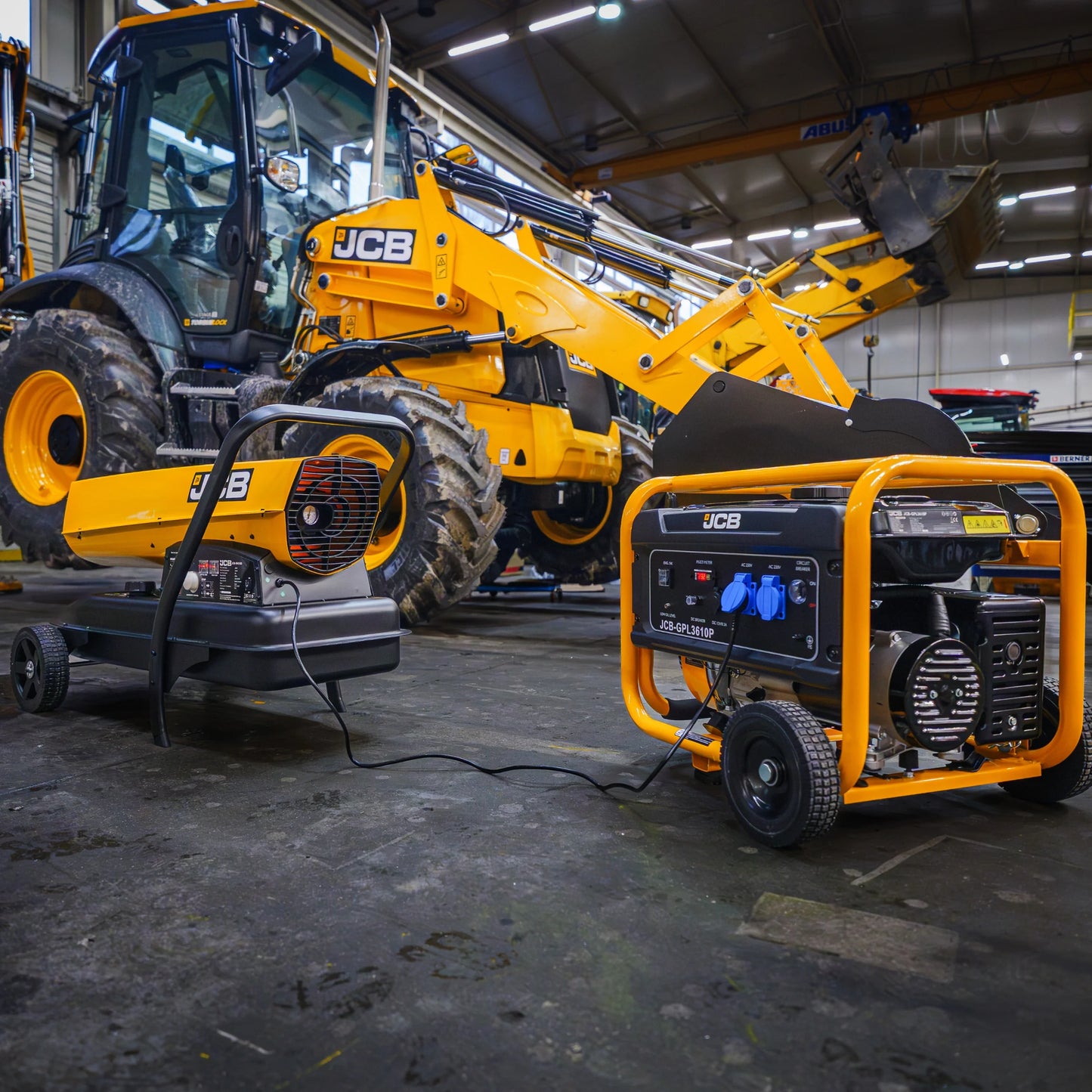 Infografika nagrzewnicy JCB SH215DP24 63KW z tekstem Nagrzewnica Powietrza JCB 63KW i ikonami: ochrona przed przegrzaniem, mobilna konstrukcja, termostat z regulacją, długa praca 9h