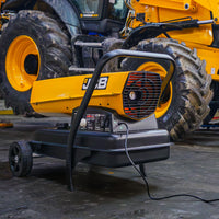 Nagrzewnica JCB SH215DP24 podczas pracy, widok z tyłu z wentylatorem, w tle maszyna JCB, tekst: Najwyższa moc grzewcza 63 kW