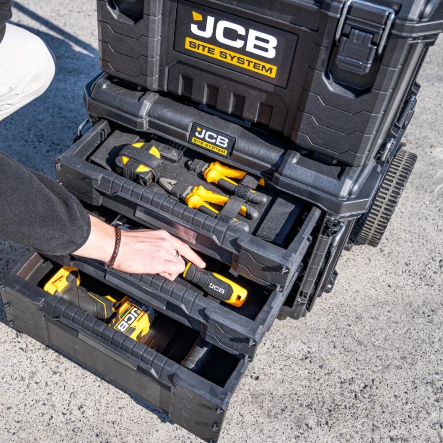 Zestaw JCB Site System z wózkiem i modułami tekst pięcioelementowy system przechowywania z szufladami i organizerami