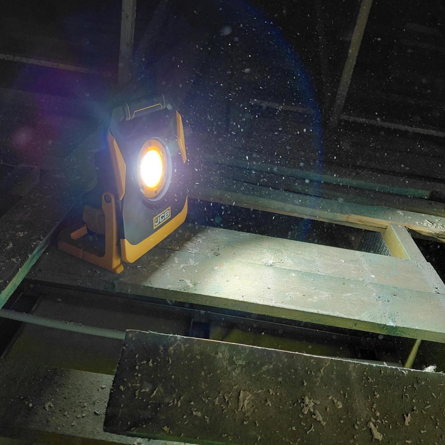 Lampa robocza LED JCB KONNECT świecąca w ciemności - lampa budowlana akumulatorowa do oświetlenia placu budowy