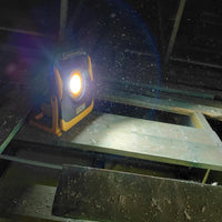 Lampa robocza LED JCB KONNECT świecąca w ciemności - lampa budowlana akumulatorowa do oświetlenia placu budowy