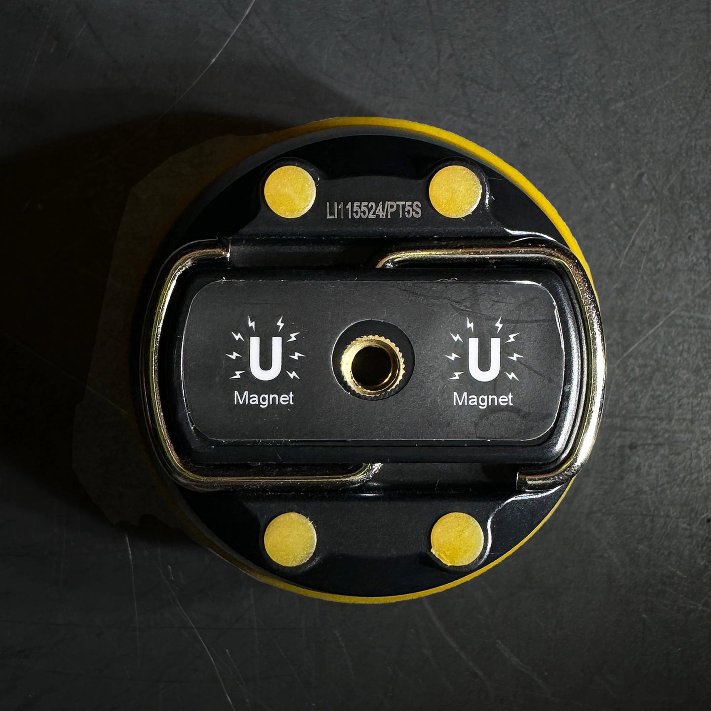 Spód lampy roboczej LED JCB GLOBE 600 lm z obrotową podstawą magnetyczną i gniazdem statywu - przenośna lampa budowlana LED akumulatorowa