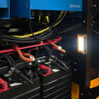 Lampa inspekcyjno-robocza LED JCB PALM 1000 lm podczas pracy - lampa warsztatowa akumulatorowa do oświetlenia stanowiska