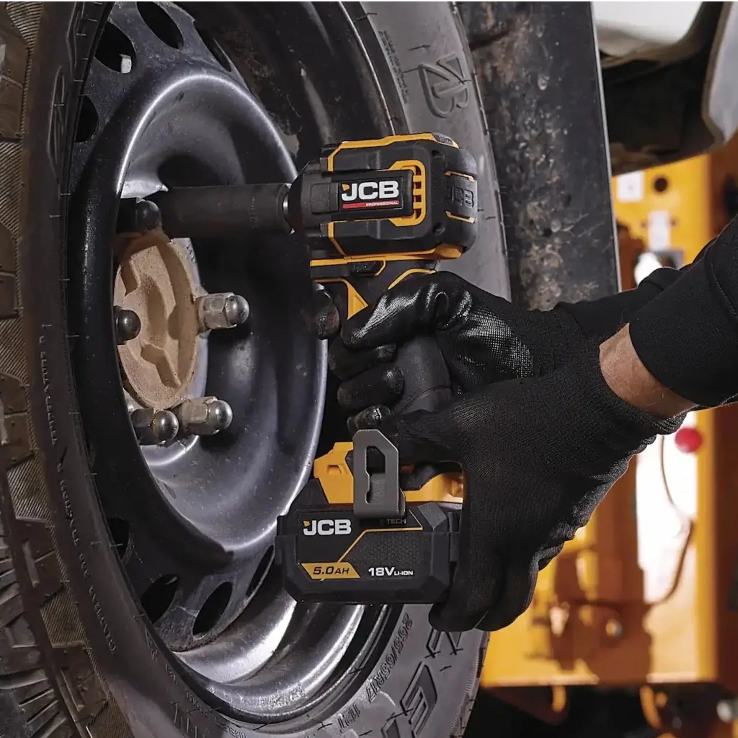 Ikonografika zestawu JCB PRO18V-SERVKIT-zestaw-1 smarownica 700 bar ciśnienie do 6000 psi prędkość 100-300 g/min światło LED klucz udarowy moc robocza 400Nm moment zrywający 620Nm bezszczotkowy silnik 4 tryby mocy klucz udarowy moc robocza 250Nm moment zrywający 280Nm bezszczotkowy silnik