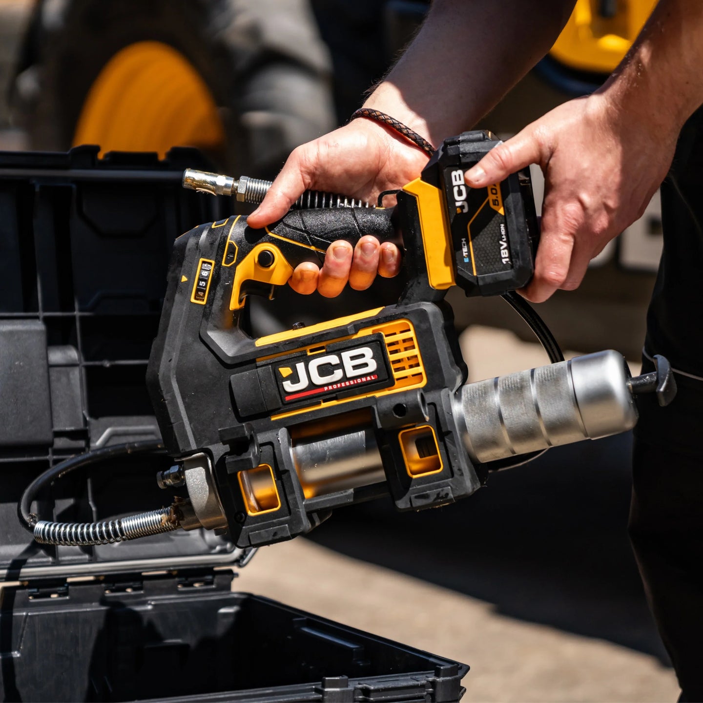 Zbliżenie na chwyt klucza udarowego JCB 18V żółto-czarny napis BRUSHLESS hak do zawieszenia po prawej