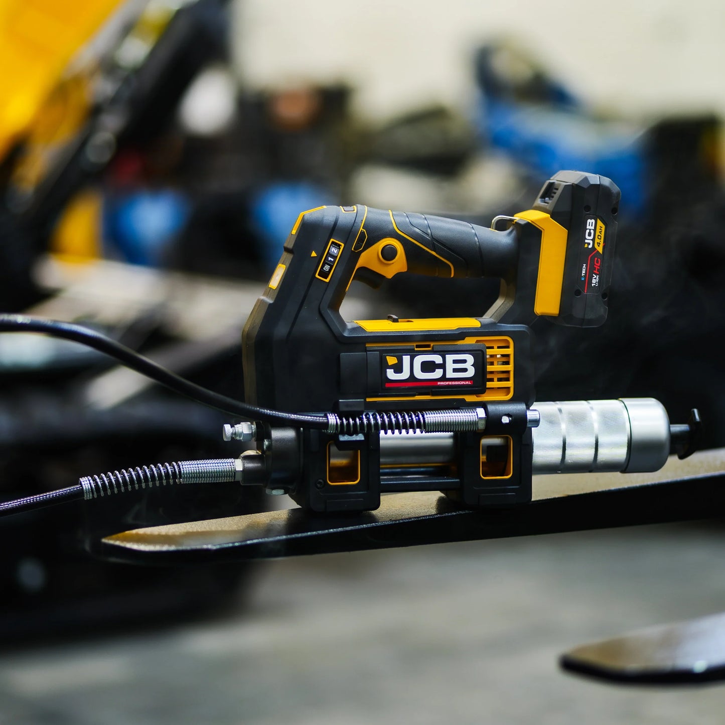 Klucz udarowy akumulatorowy JCB Professional 18V 400 Nm maks 620 Nm podczas pracy - zestaw serwisowy ze smarownicą 700 bar