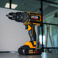 Wiertarko-wkrętarka udarowa JCB Professional 18V 160 Nm podczas pracy - wiertarko-wkrętarka akumulatorowa do wiercenia i wkręcania