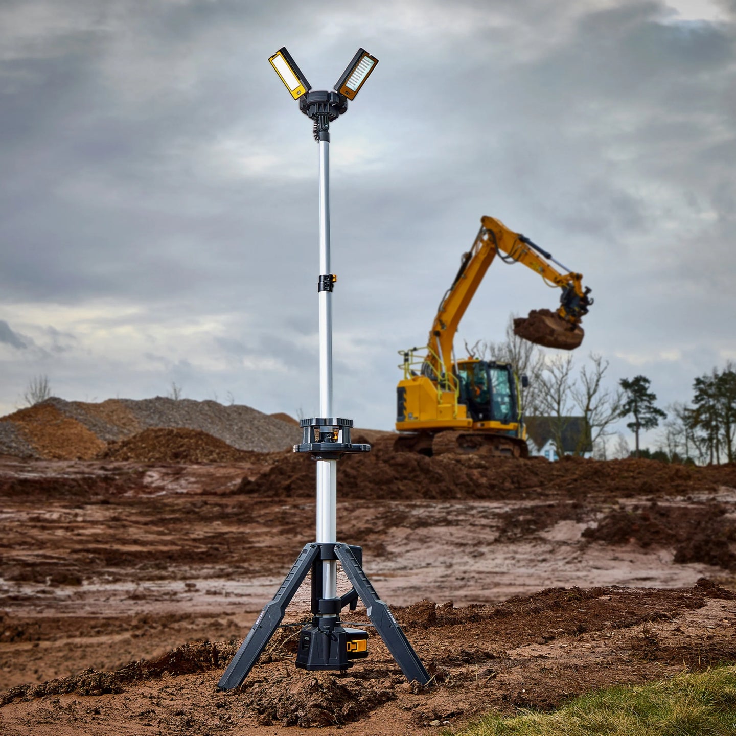 Składana lampa robocza JCB KONNECT Tri Fold rozłożona na statywie na placu budowy - przenośne oświetlenie obszarowe LED