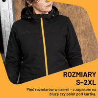 Kurtka przeciwdeszczowa JCB na osobie, dostępna w rozmiarach od S do 2XL