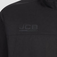 Zbliżenie pleców kurtki JCB Workwear z czarnym logo marki na materiale