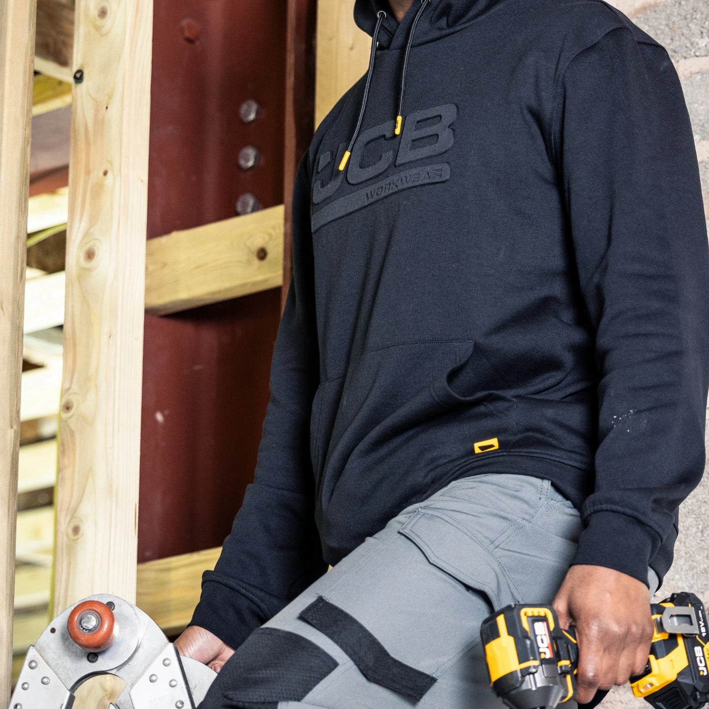 JCB Workwear Bluza Robocza z Kapturem z Logo 3D – Czarny – zdjęcie 14