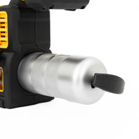 Zbliżenie na metalowy cylinder zbiornika smarownicy akumulatorowej JCB 18PGG-VS z zatyczką