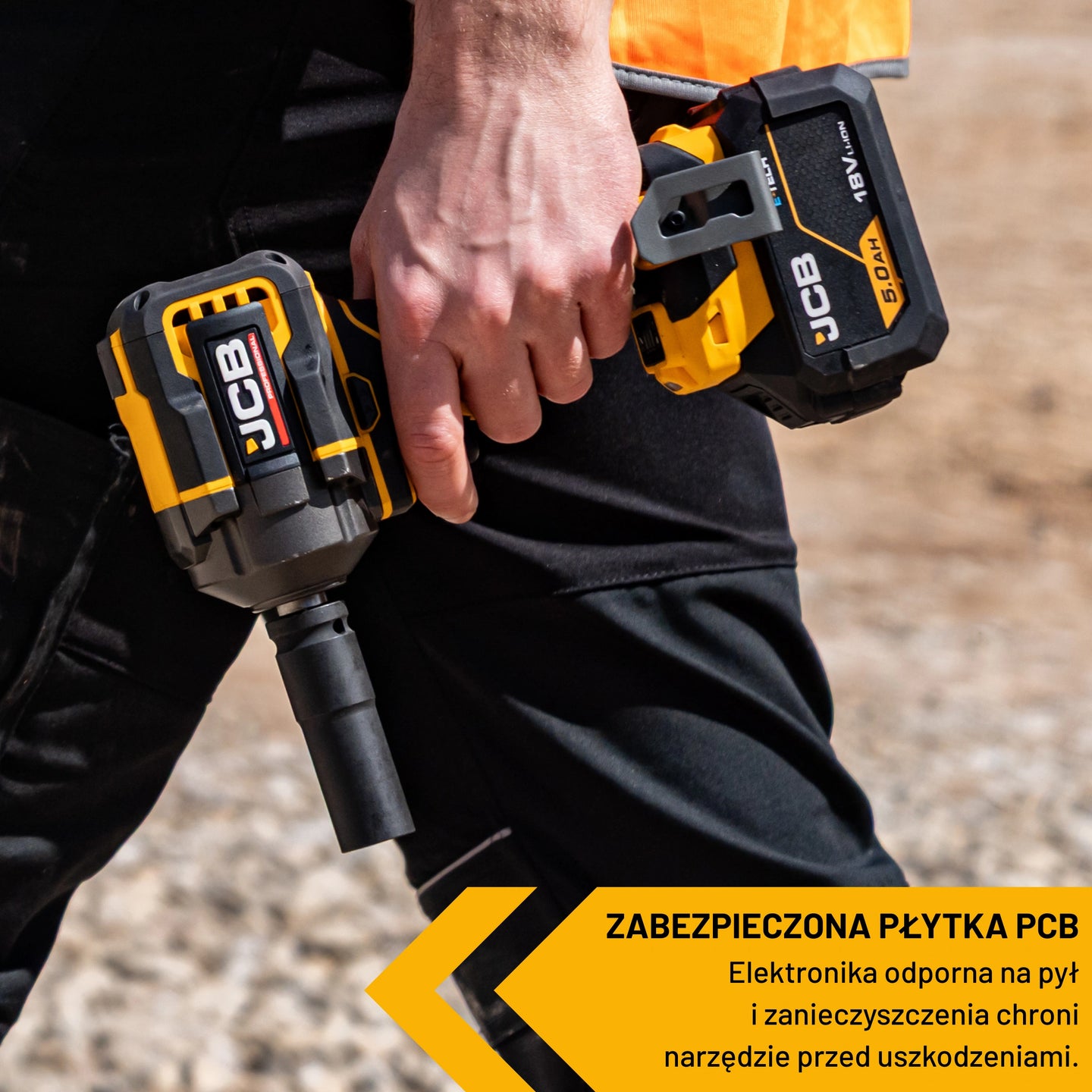 Klucz udarowy JCB 18V z zestawu JCB-18PKIT-5 trzymany w dłoni z akumulatorem 5Ah napis Zabezpieczona Płytka PCB