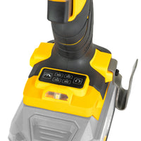 Zbliżenie na panel sterowania klucza udarowego JCB 18V z zestawu JCB-PRO18V-SERVKIT-zestaw-1 przyciski trybów mocy dioda LED akumulator w dolnej części