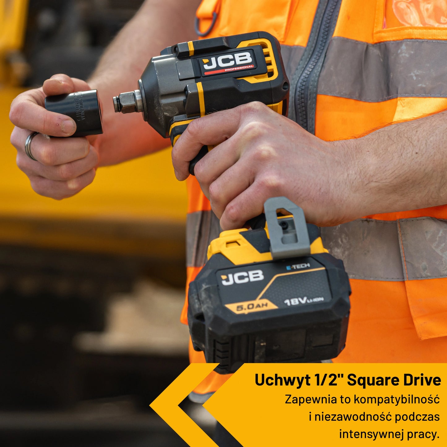 Pracownik w kamizelce odblaskowej używający klucza udarowego JCB 18V z akumulatorem 5.0Ah uchwyt 1/2 Square Drive