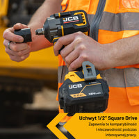 Pracownik w kamizelce odblaskowej używający klucza udarowego JCB 18V z akumulatorem 5.0Ah uchwyt 1/2 Square Drive
