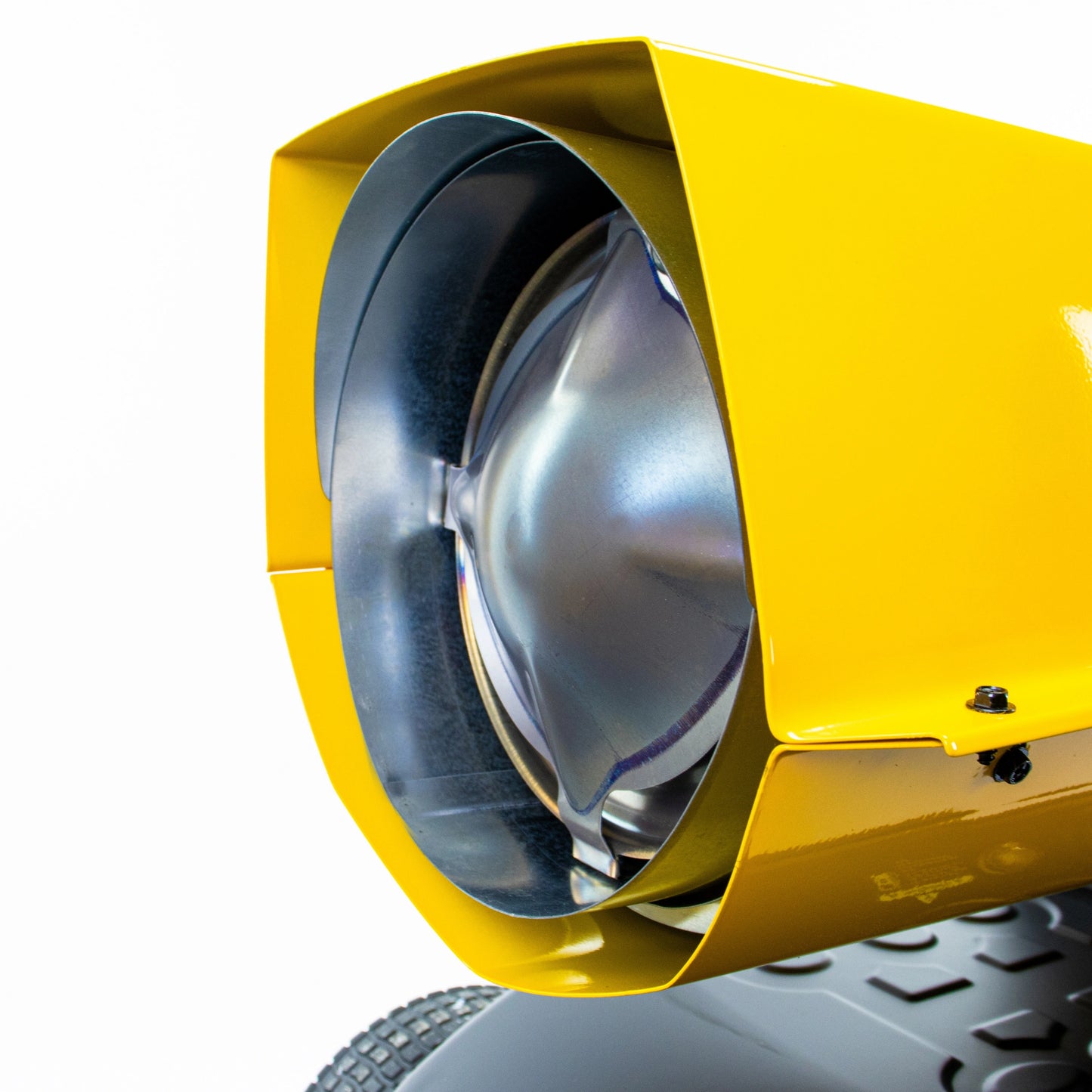 Zbliżenie na wylot powietrza nagrzewnicy JCB SH215DP24, metalowy reflektor w żółtej obudowie