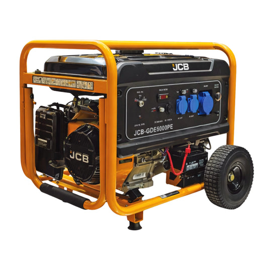 Agregat prądotwórczy JCB GDE8000PE 7.9 kW z żółtą ramą ochronną panelem gniazd i kołami transportowymi widok skośny