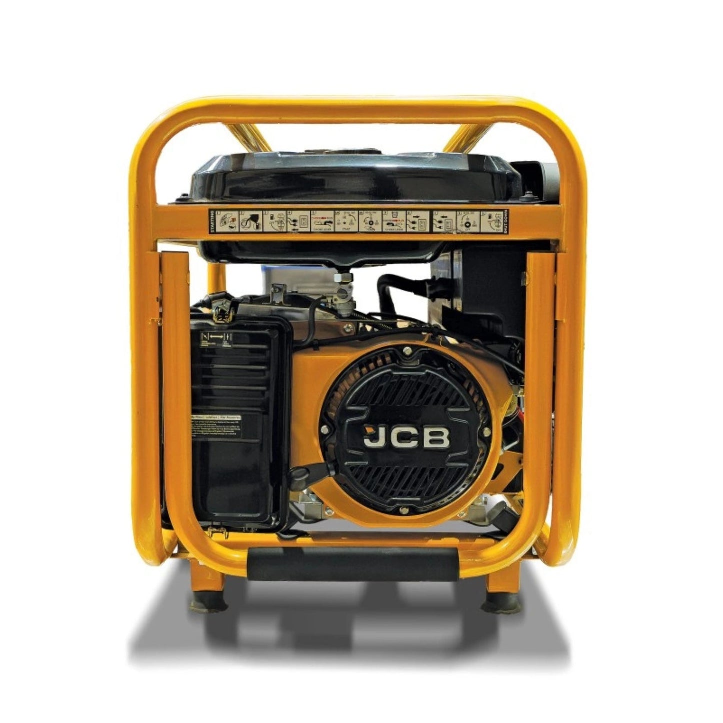 Agregat prądotwórczy JCB GDE8000PE 7.9 kW z żółtą ramą ochronną widok z tyłu na silnik z logo JCB i wentylatorem