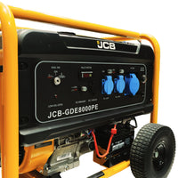 Generator elektryczny JCB GDE8000PE zbliżenie na panel sterowania z gniazdami 16A 230V DC 12V multimetrem i wyłącznikiem nadprądowym
